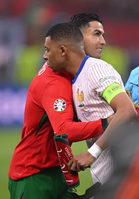 Cristiano Ronaldo y Kylian Mbappe en Hamburgo, Alemania. (Photo by Stu Forster/Getty Images)