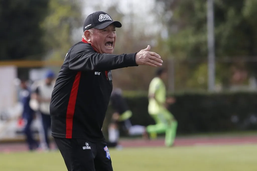 El fútbol va en ayuda de Clavito Godoy el sábado en La Florida. Foto: Ramon Monroy/Photosport