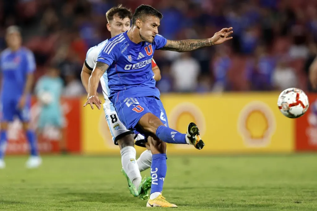 Charles Aránguiz se acercaba a Vidal con su sueldo en Inter de Brasil. Foto: Javier Torres/Photosport