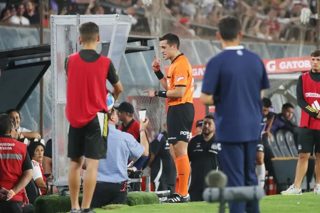 Manuel Vergara chequea el VAR para esa polémica jugada. (Jonnathan Oyarzun/Photosport).