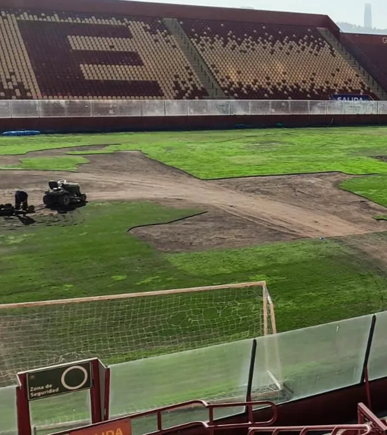 Otra imagen del estadio Santa Laura. (Captura Twitter).
