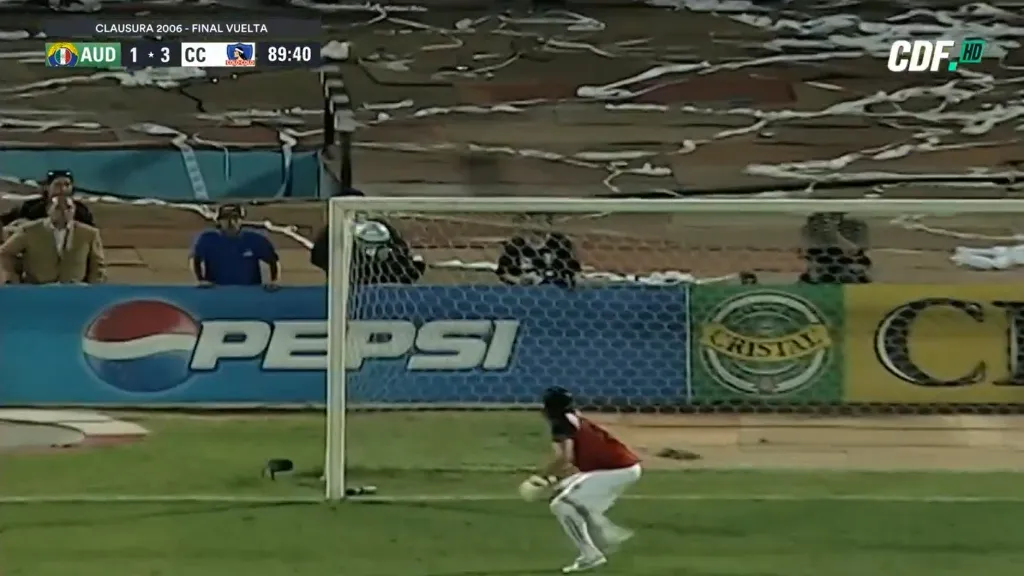 Así entró la pelota que Mena clavó en el ángulo del arco de Peric. (Captura TNT Sports).