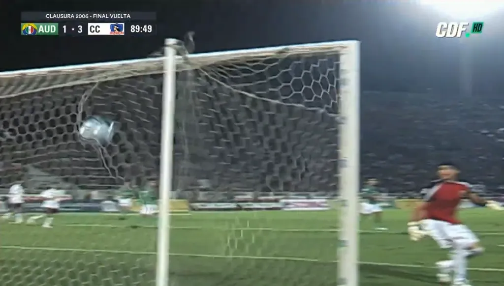 Otra toma del golazo de Mena a Loco Peric. (Captura TNT Sports).