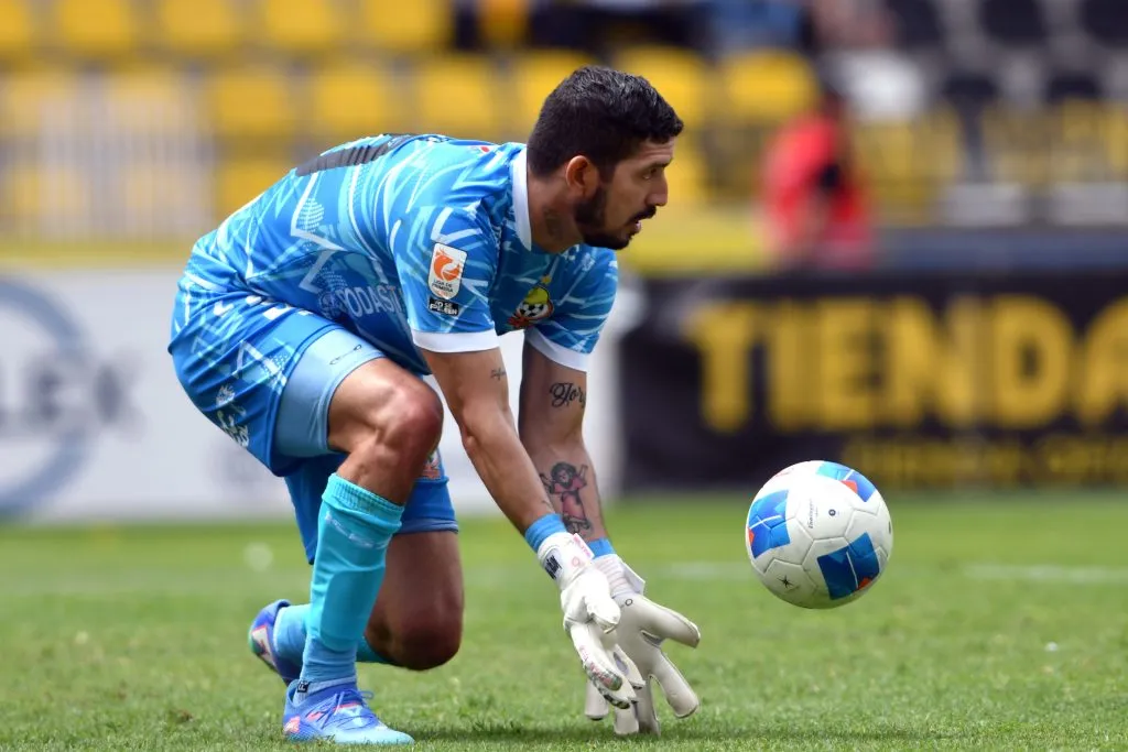 Para Manuel de Tezanos, Jorge Pinos es un jugador que pasa piola en el fútbol chileno. Foto: Alejandro Pizarro Ubilla/Photosport