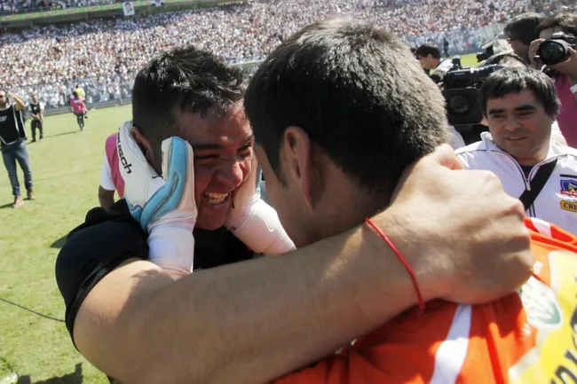 Tito Tapia y Justo Villar festejan la 30 de Colo Colo. (Felipe Zanca/Photosport).