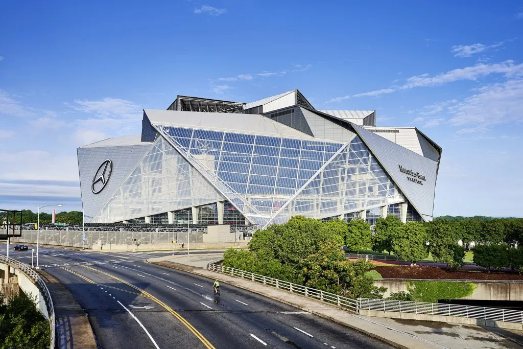 El Mercedes-Benz Stadium es uno de los principales diseños de HOK.