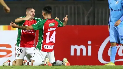 Gonzalo Tapia abrazó a Joe Abrigo tras su gol. El "14" le dio una asistencia sin tocar el balón.