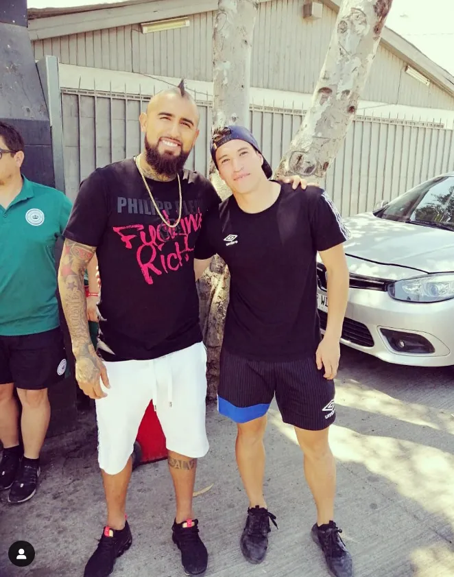 Gonzalo Tapia junto a Arturo Vidal. (Captura Instagram).