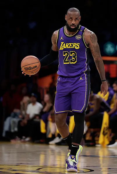 James a sus 40 años demostraba un nivel de juego impresionante, con promedios de 25 puntos, 8 rebotes y 8 asistencias por partido. (Getty Images)