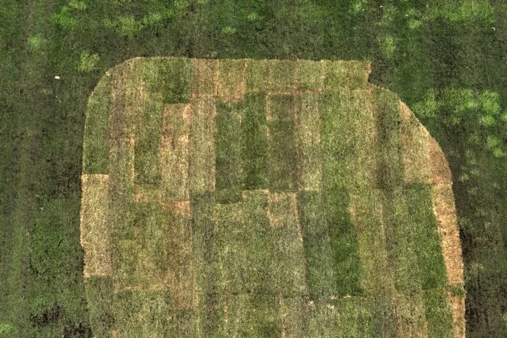 El detalle del daño a la cancha del Santa Laura (Photosport)