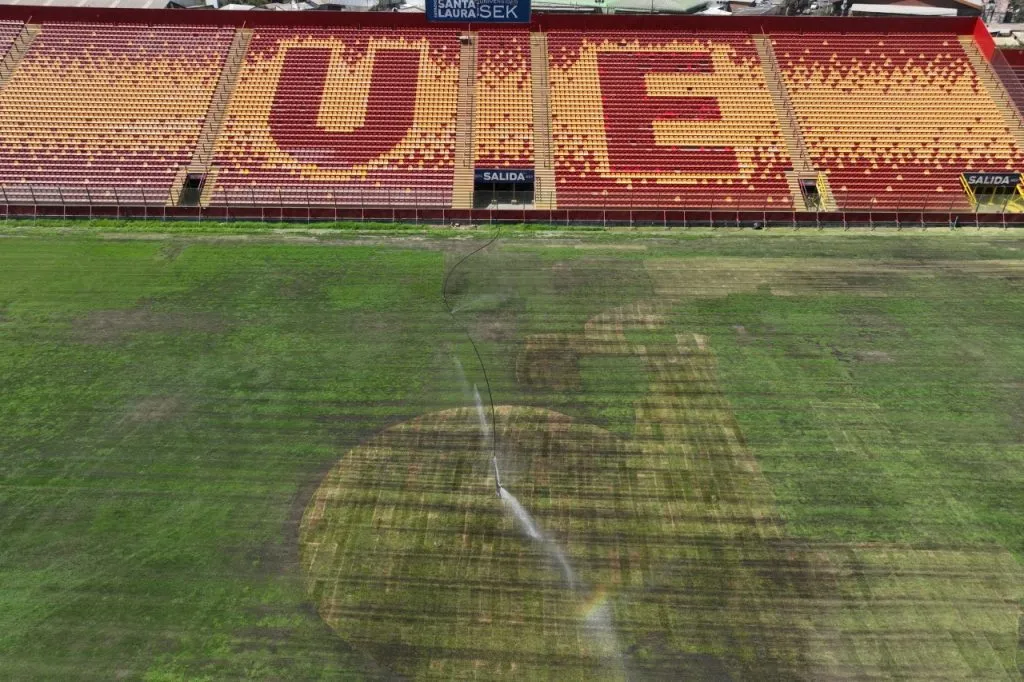 El detalle del daño a la cancha del Santa Laura (Photosport)