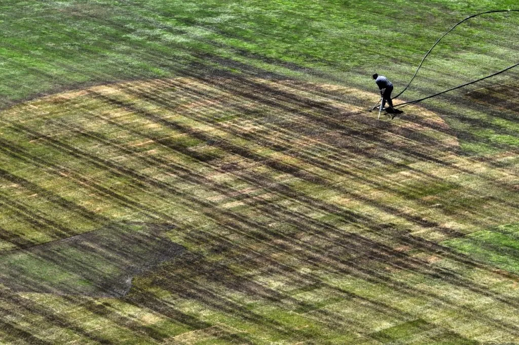 El detalle del daño a la cancha del Santa Laura (Photosport)