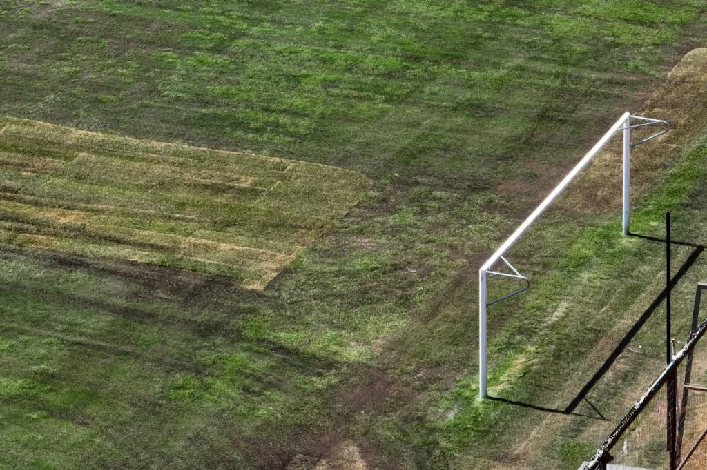 El detalle del daño a la cancha del Santa Laura (Photosport)