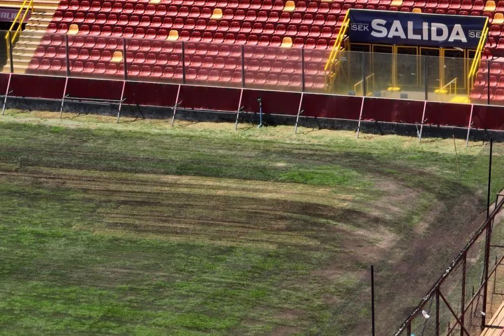 El detalle del daño a la cancha del Santa Laura (Photosport)