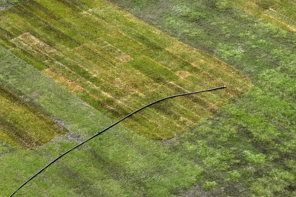 El detalle del daño a la cancha del Santa Laura (Photosport)