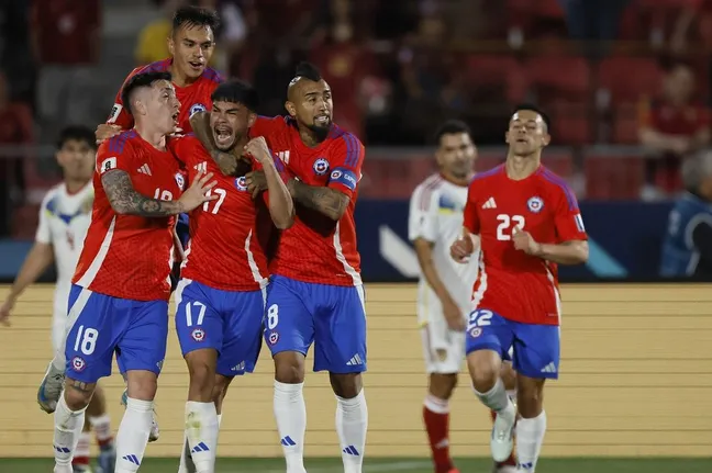 Arturo Vidal celebra con otros seleccionados de La Roja.