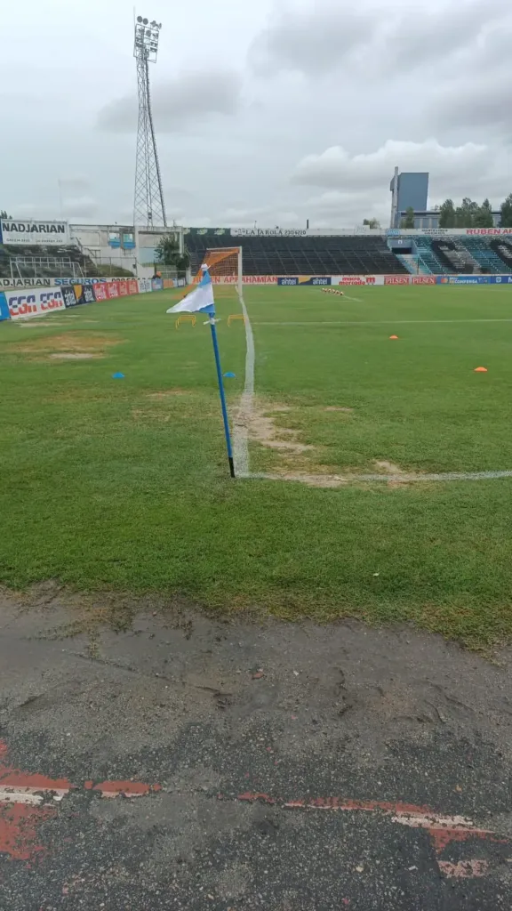 Menos en el tiro de esquina. Foto: El Observador.