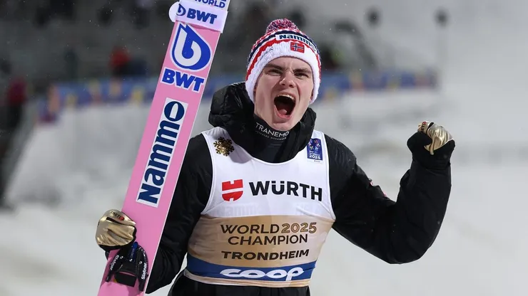 El medallista de oro Marius Lindvik del equipo de Noruega celebra la victoria