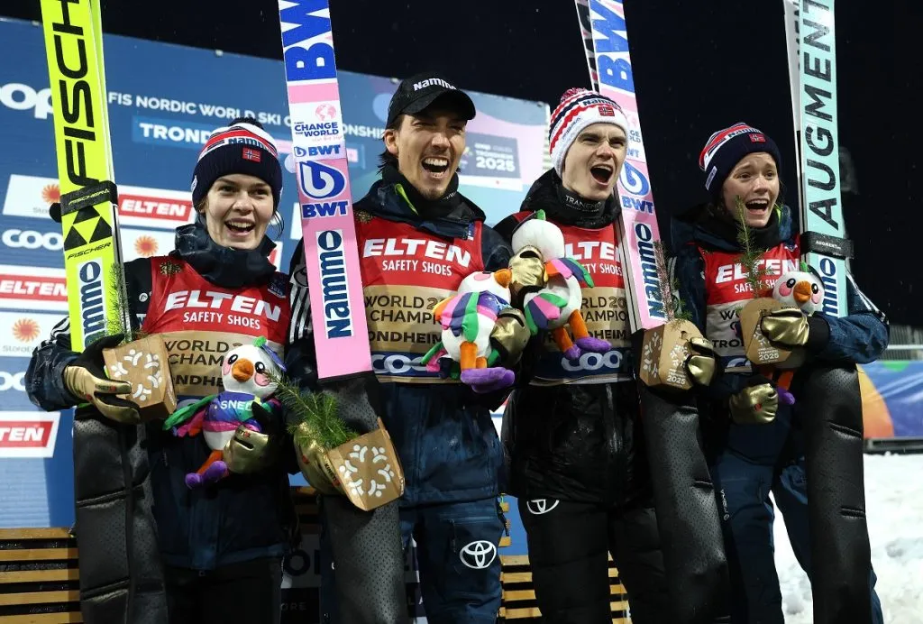 Anna Odine Stroem, Eirin Maria Kvandal, Marius Lindik y Johann Andre Forfang celebran la victoria en los Campeonatos del Mundo de Esquí Nórdico FIS Trondheim 2025 (Getty Images).