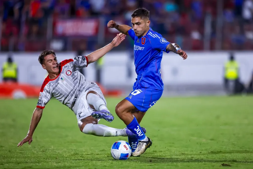 Nicolás Ramírez fue uno de los jugadores denunciados, donde se le ve una calceta blanca. Foto:  Pepe Alvujar/Photosport