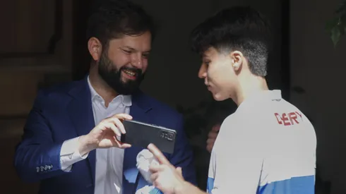 El Presidente Gabiel Boric con un hincha de Universidad Católica.