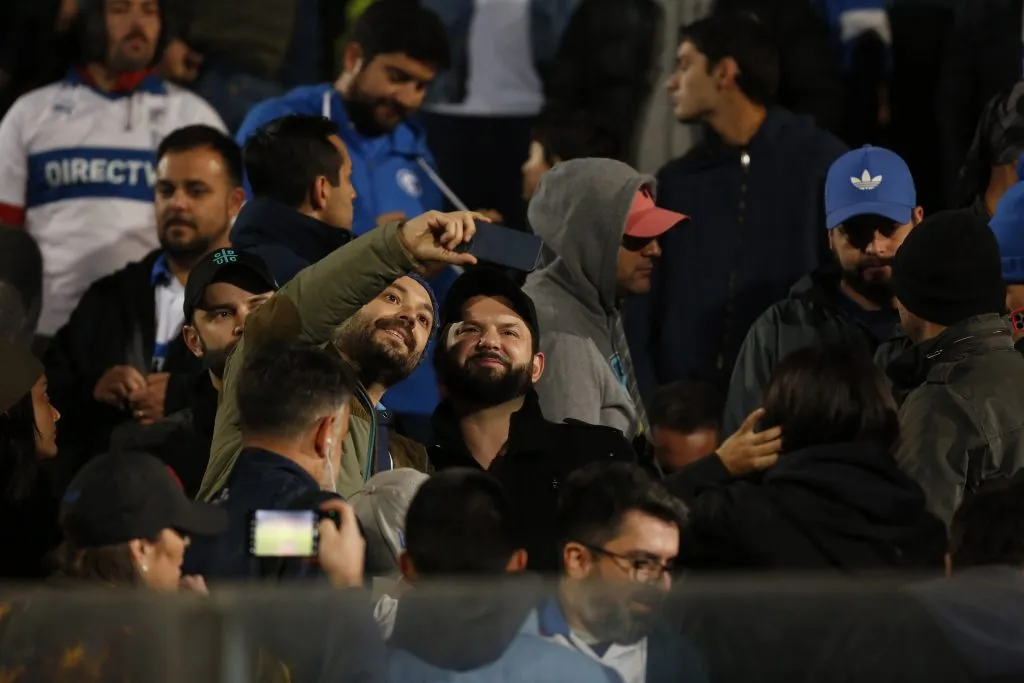 El Presidente Boric como hincha en un partido de Universidad Católica. Foto: Juan Eduardo Lopez/Photosport