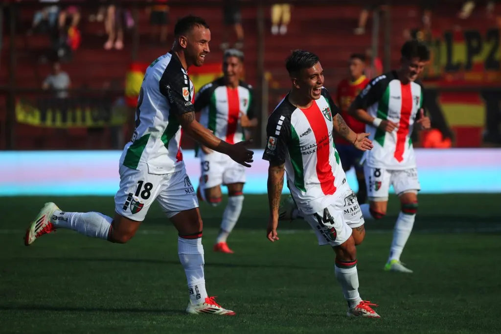 Joe Abrigo celebra con la camiseta de Palestino. Foto: Jonnathan Oyarzun/Photosport
