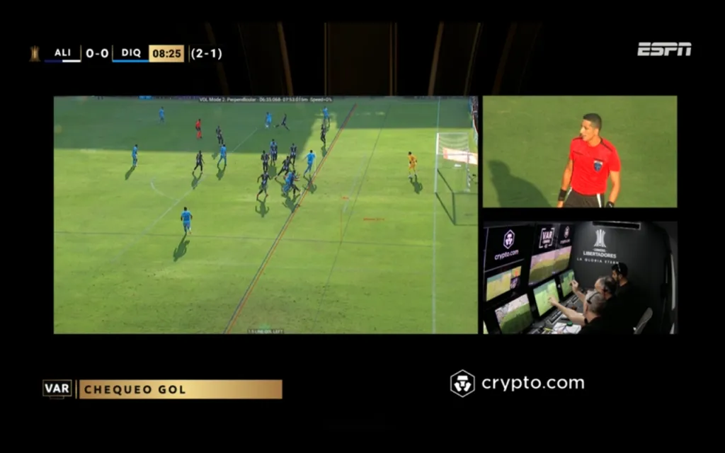 La revisión del VAR en el gol de Iquique.