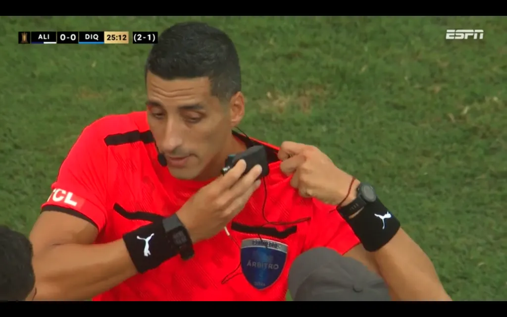 El intercomunicador falló muchas veces durante el partido.