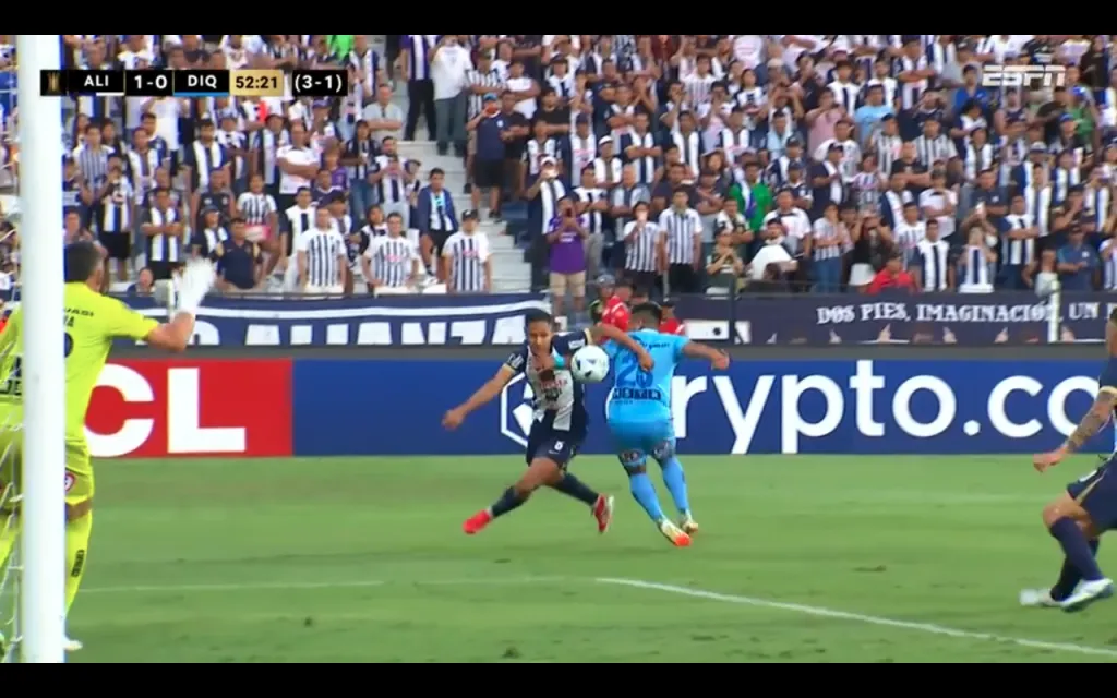 El penal desestimado a favor de Alianza, tras una larga revisión en el VAR