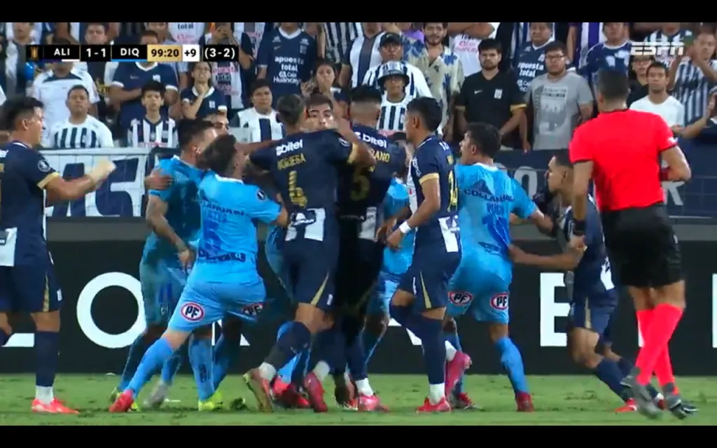 La pelea sobre el final del partido.