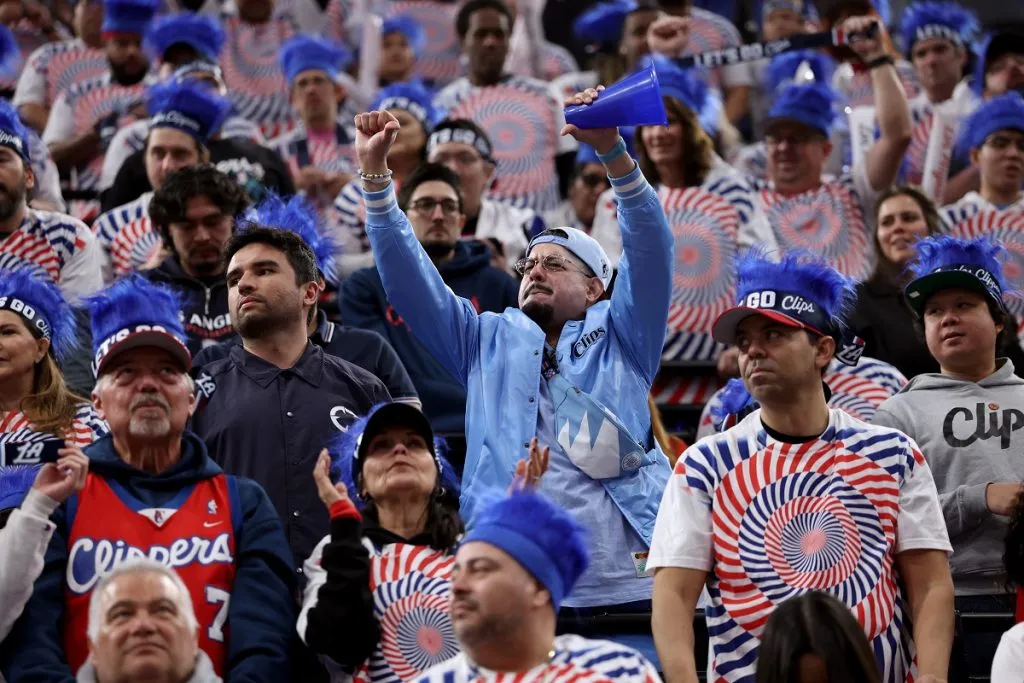 Fanáticos de los LA Clippers en un partido en el Intuit Dome el 4 de febrero de 2025 (Getty Images).