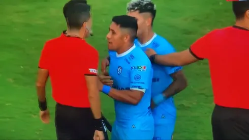 Además de polémico, el árbitro de Alianza-Iquique le buscó la rosca a jugadores chilenos.