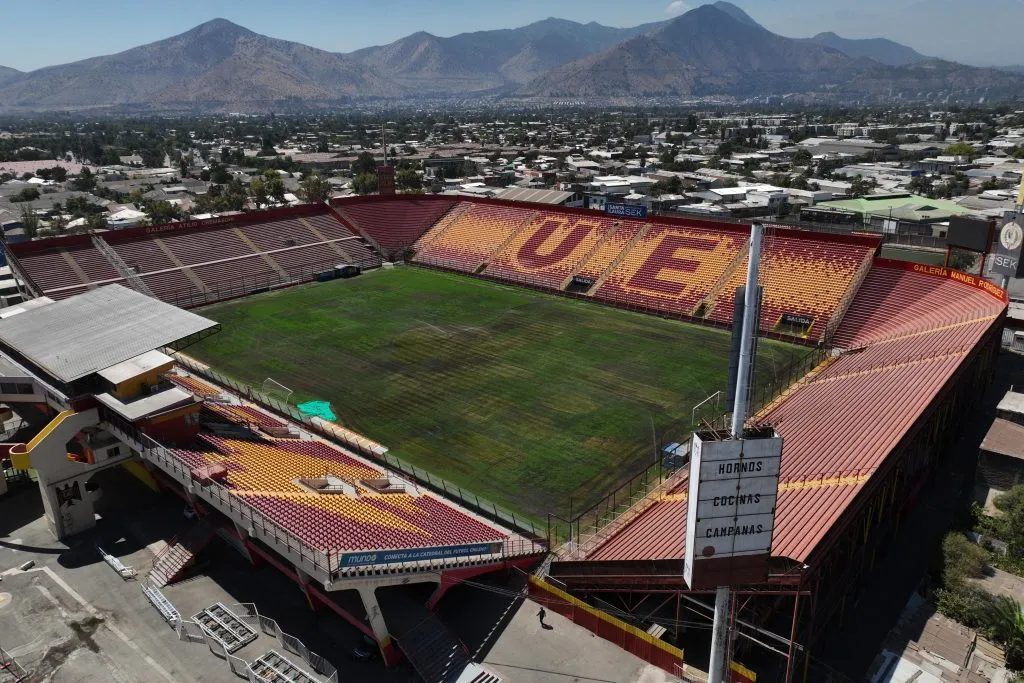 El lamentable estado de la cancha del Santa Laura hizo imposible que Universidad Católica pudiera recibir a Colo Colo. | Foto: Photosport.