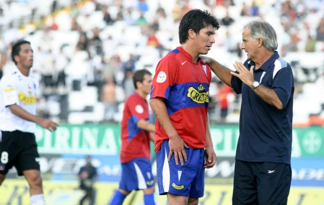 Fernando Carvallo alienta a Gary Medel en la Universidad Católica. (CLAUDIO DIAZ/PHOTOSPORT).