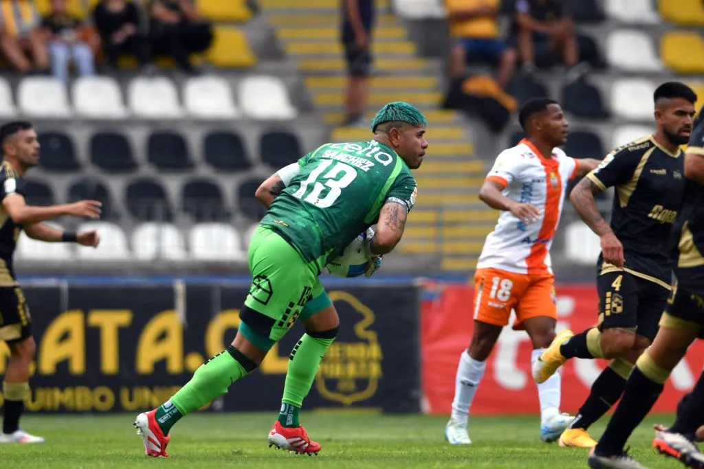 En los tobillos de Diego Sánchez se puede apreciar el color de sus calcetas y medias. Imagen: Photosport