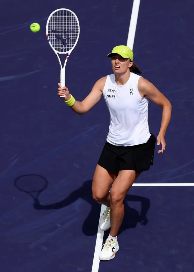 Iga Swiatek juega contra la checa Karolina Muchova en el Indian Wells 2025 (Getty Images).