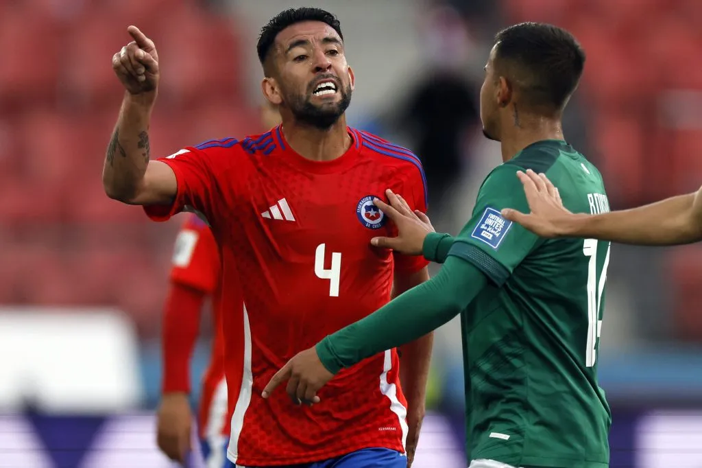 Mauricio Isla fue titular ante Bolivia. (Andres Pina/Photosport).