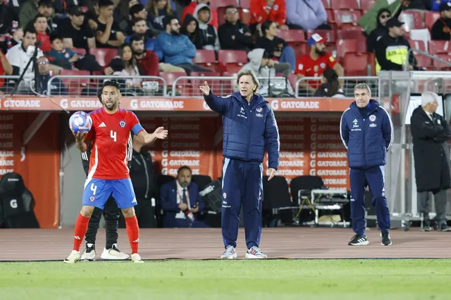 Gareca y el Huaso Isla ante Bolivia. (Pepe Alvujar/Photosport).