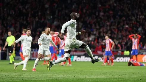 Real Madrid mandó para la casa al Atlético y sigue vivo en Champions League, aunque lleno de polémica.