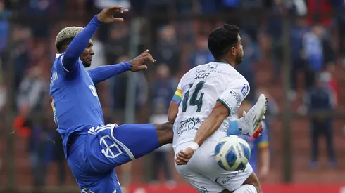 Junior Fernandes ante Manuel Olea en el duelo de la U de Chile contra General Velásquez.
