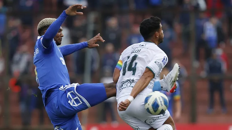 Junior Fernandes ante Manuel Olea en el duelo de la U de Chile contra General Velásquez.