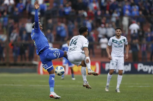Manuel Olea disputa un balón contra Junior Fernandes. (Marcelo Hernández/Photosport).