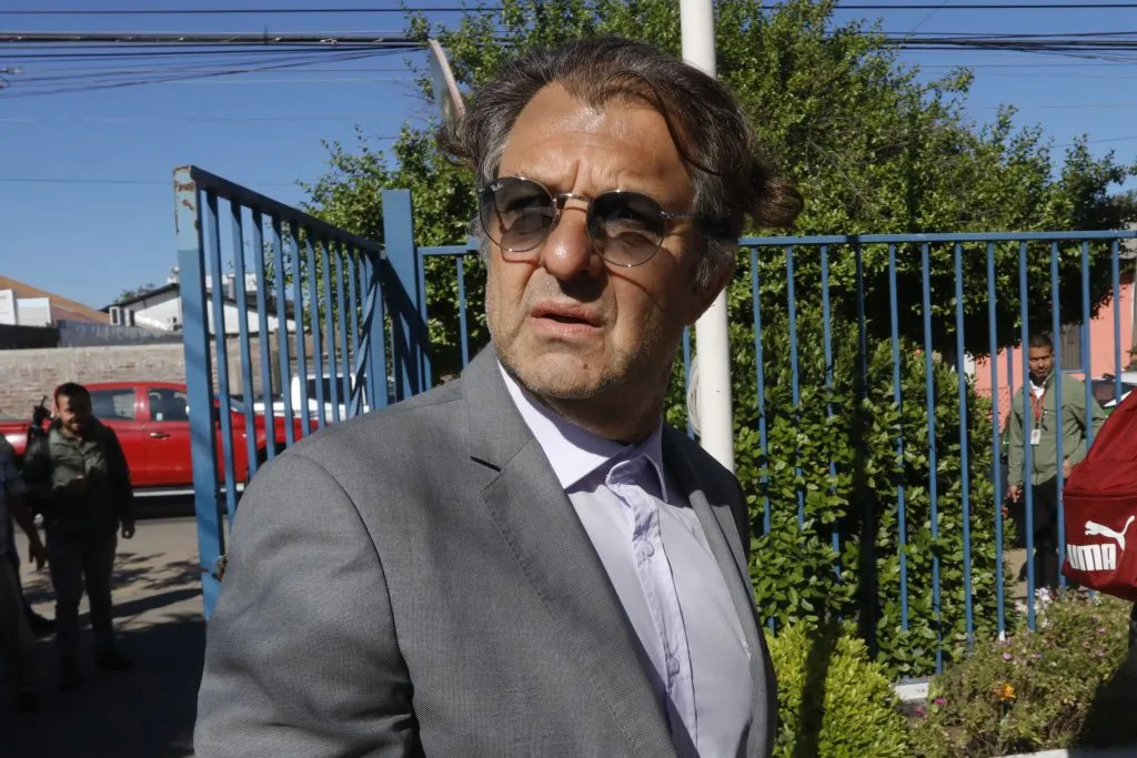 Aníbal Mosa cuando llegó al Juzgado de Garantía de Santa Cruz por el caso Licencias en Colo Colo. (Jorge Loyola/Aton Chile).