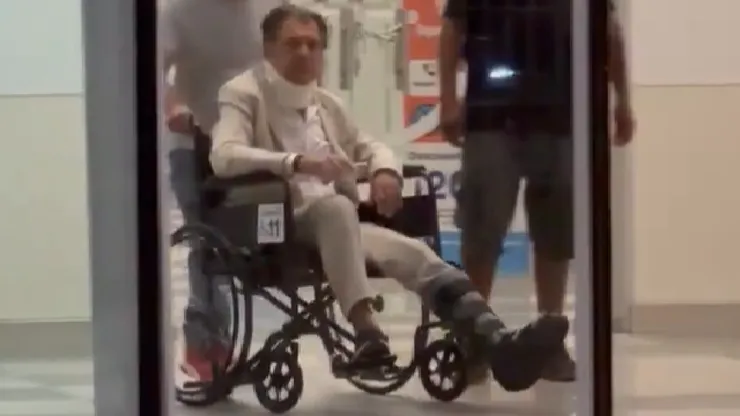 Aníbal Mosa terminó en silla de ruedas, con cuello ortopédico y bota tras la supuesta pelea con Carlos Cortés en Colo Colo.