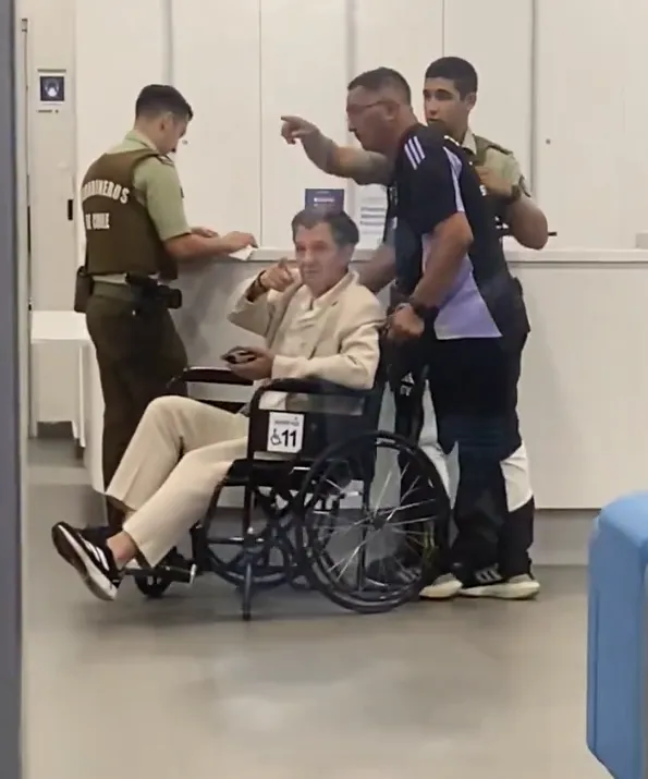 Así llegó Aníbal Mosa a constatar lesiones. Foto: Twitter.