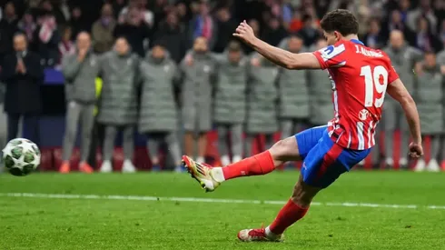 Julián Álvarez lanzó un penal muy polémico en la Champions League