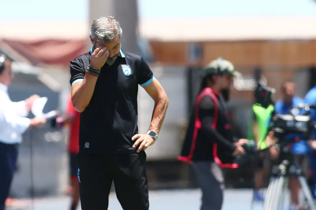 Miguel Ramírez tuvo un comienzo negativo con los Dragones Celestes en el plano nacional de 2025. (Alex Diaz/Photosport).