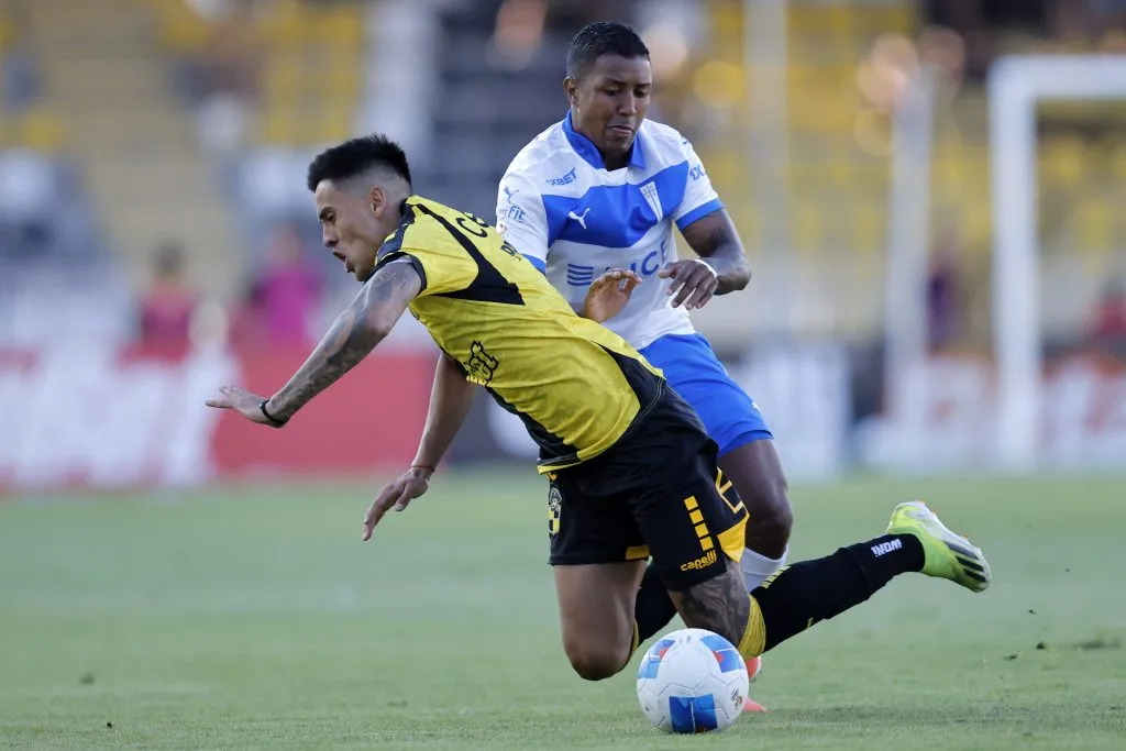 Palavecino recibe un foul de Jhojan Valencia en la victoria de Coquimbo ante la UC. (Javier Torres/Photosport).