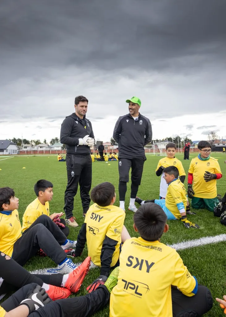 Futuros arqueros comparten felices con Claudio Bravo en Punta Arenas. Foto: Cedida.